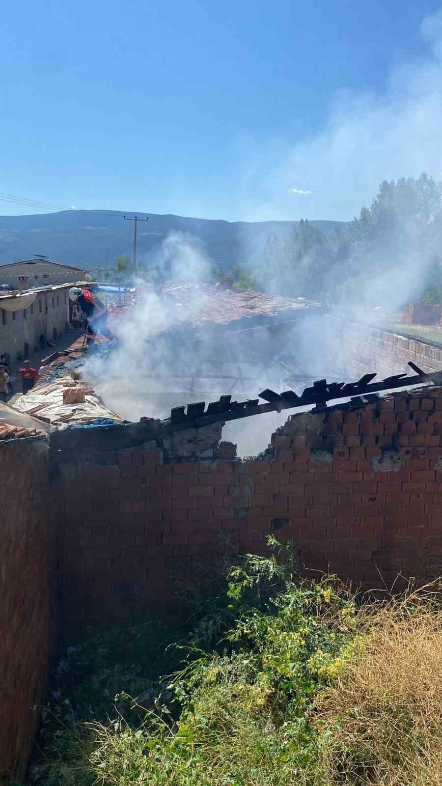 İşçilerin kaldığı teslim olan ev küle döndü