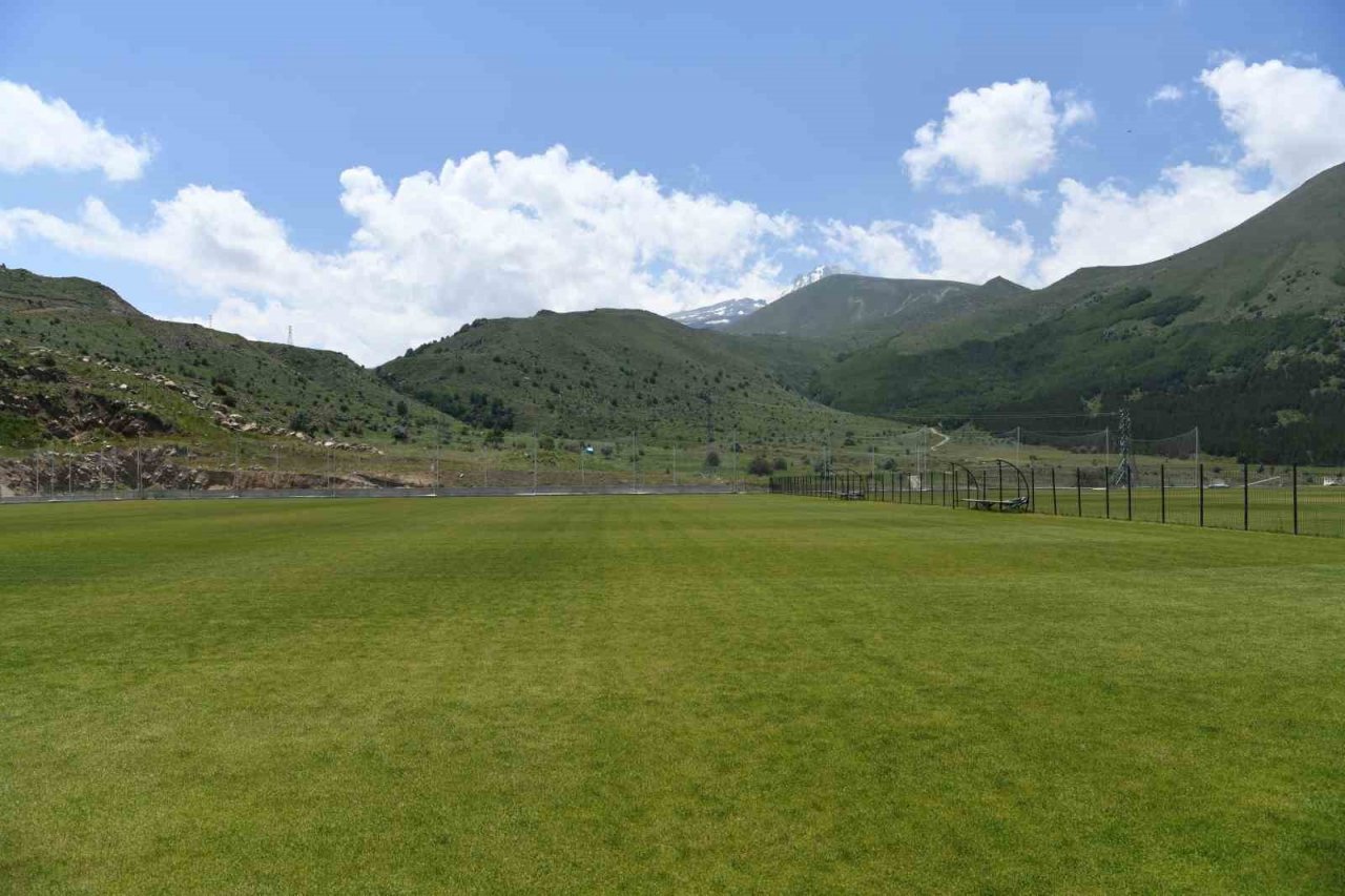 Akar ile Büyükkılıç, Erciyes Yüksek İrtifa Kamp Merkezi’nde incelemelerde bulundu