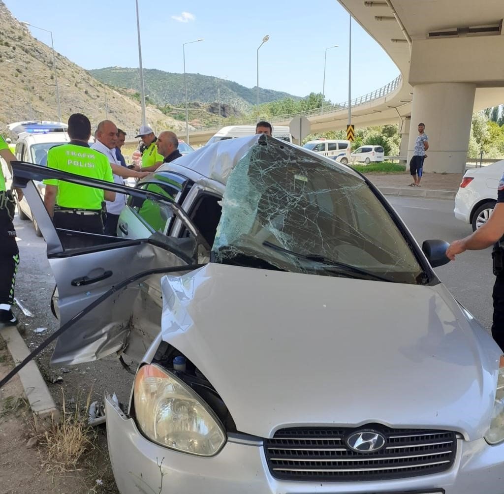 Amasya’da otomobille çarpışan minibüs köprü ayağına daldı: 8 yaralı