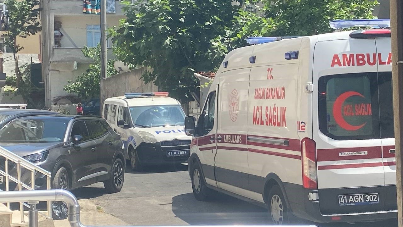 Kocaeli’de 3 katlı binada yangın paniği