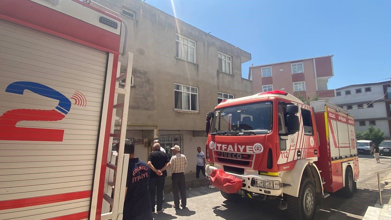 Kocaeli’de 3 katlı binada yangın paniği