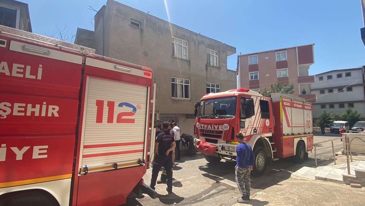 Kocaeli’de 3 katlı binada yangın paniği
