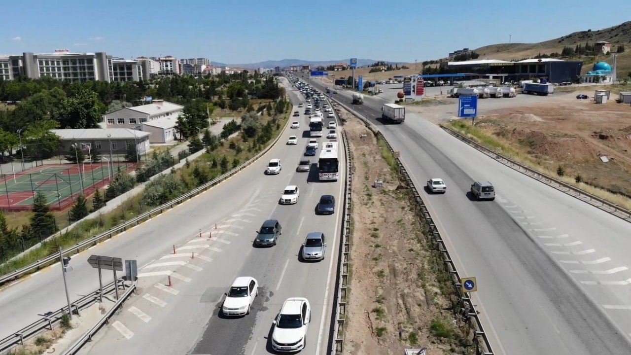 Tatilcilerin dönüş yolculuğu sürüyor: 43 ilin geçiş güzergahında trafik yoğunluğu
