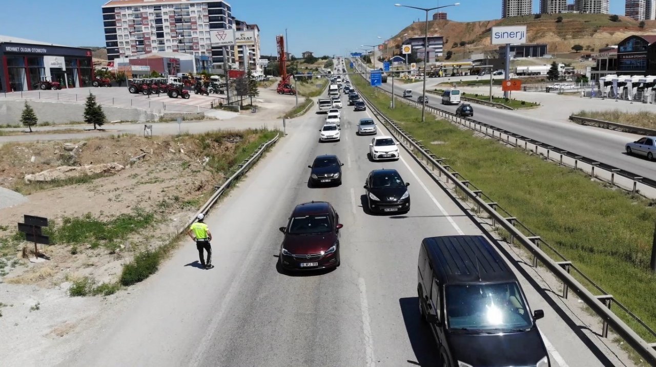 Tatilcilerin dönüş yolculuğu sürüyor: 43 ilin geçiş güzergahında trafik yoğunluğu