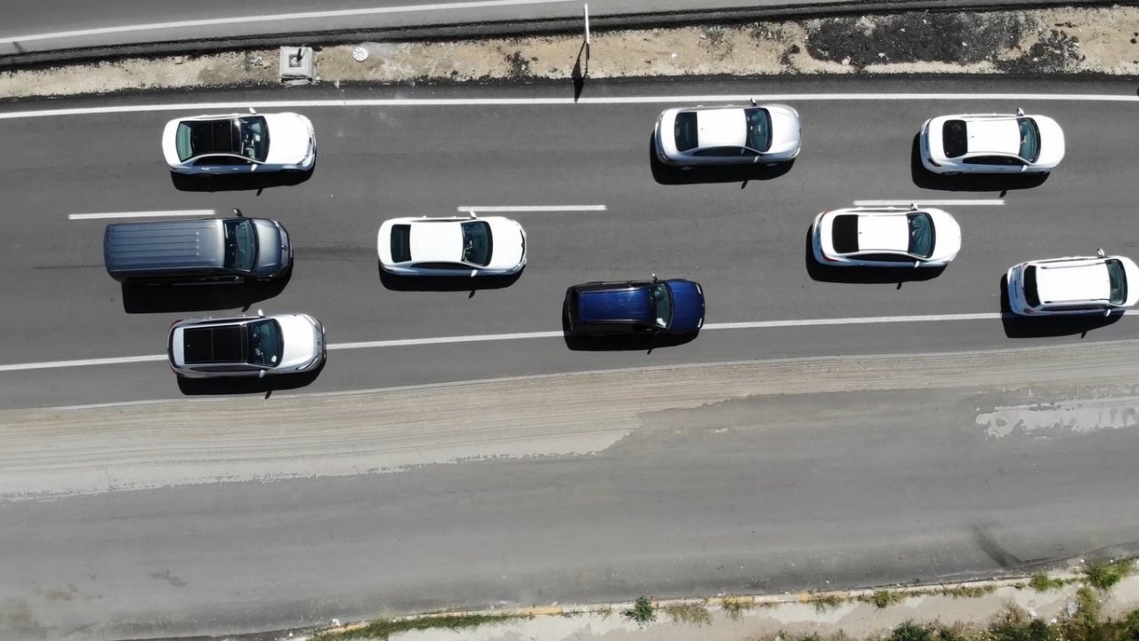 Tatilcilerin dönüş yolculuğu sürüyor: 43 ilin geçiş güzergahında trafik yoğunluğu