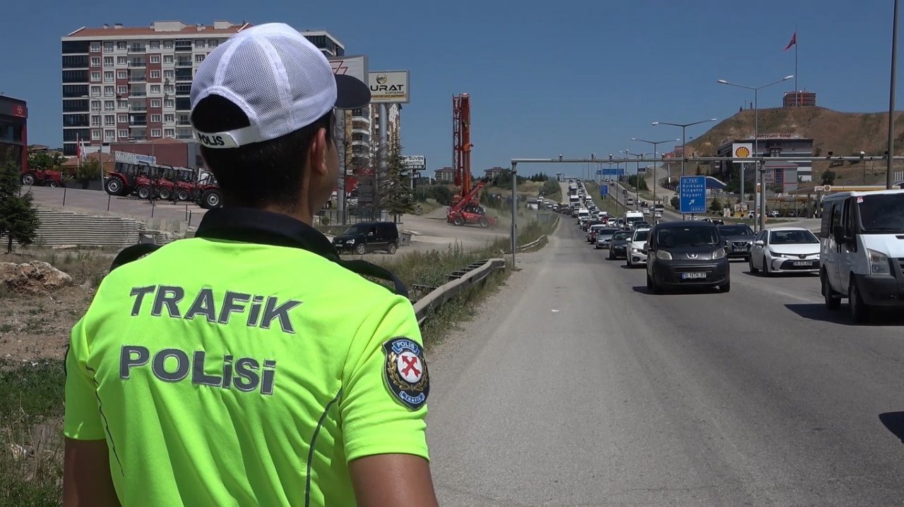 Tatilcilerin dönüş yolculuğu sürüyor: 43 ilin geçiş güzergahında trafik yoğunluğu