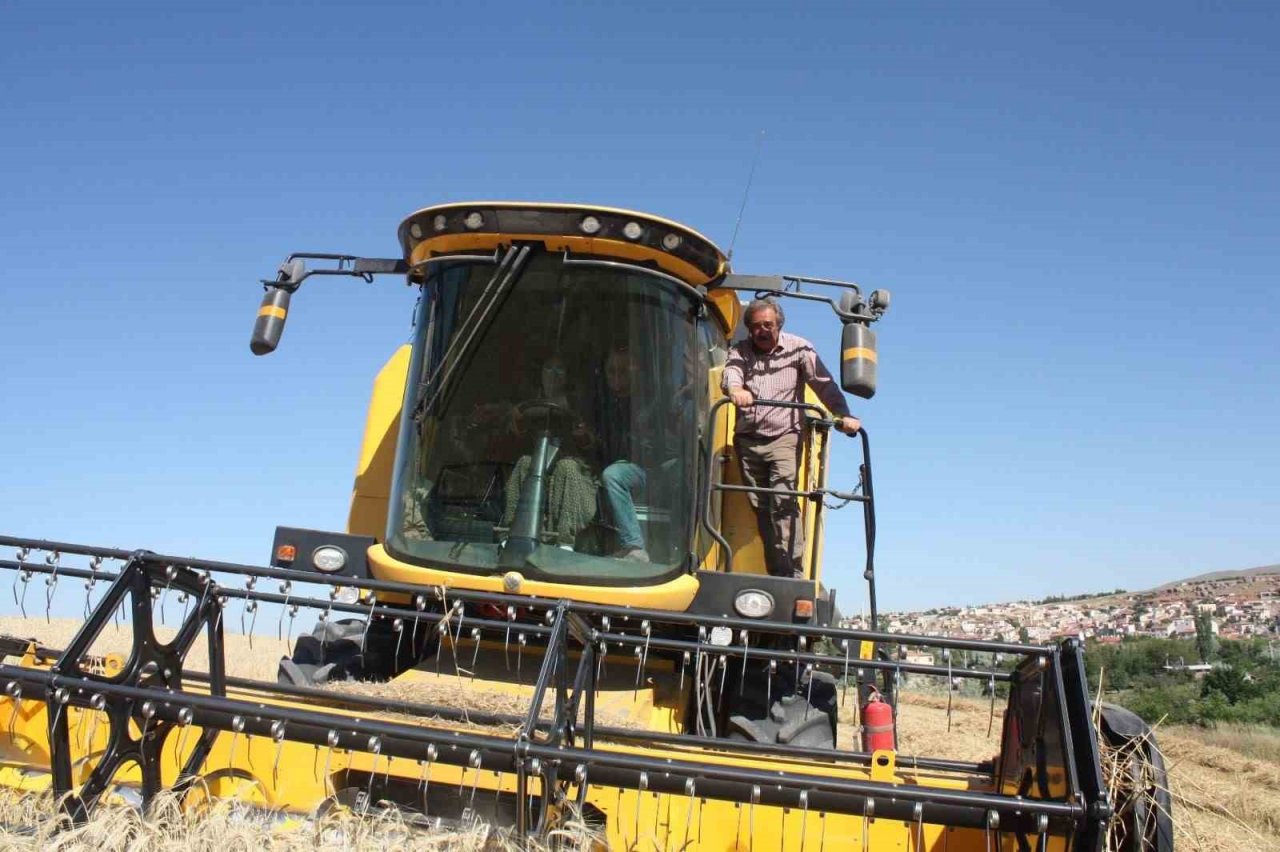 Milletvekili şalvar giydi, biçerdöver ile ekin biçti