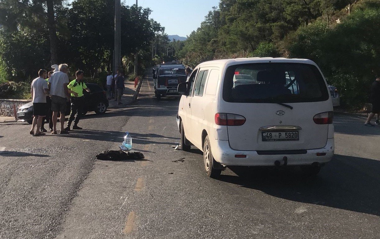 Motosiklet ile minibüsün karıştığı 1 ölümlü kaza güvenlik kamerasında