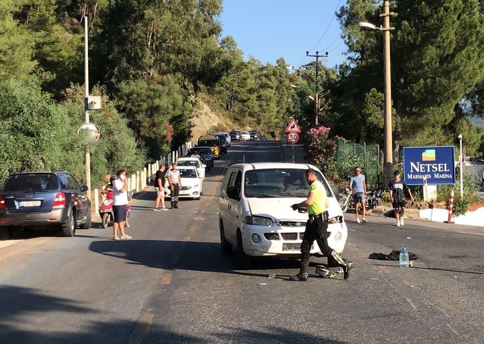 Motosiklet ile minibüsün karıştığı 1 ölümlü kaza güvenlik kamerasında