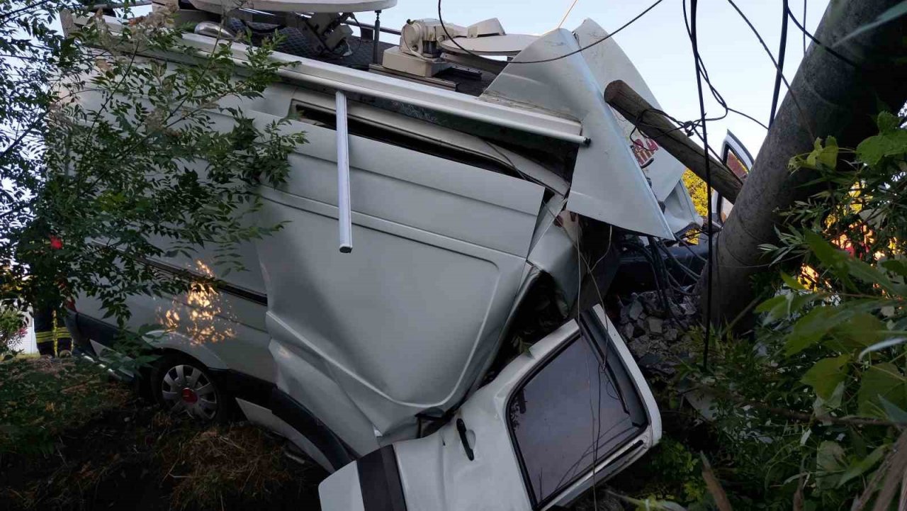 Canlı yayın aracı kaza yaptı: 2 ölü, 1 yaralı
