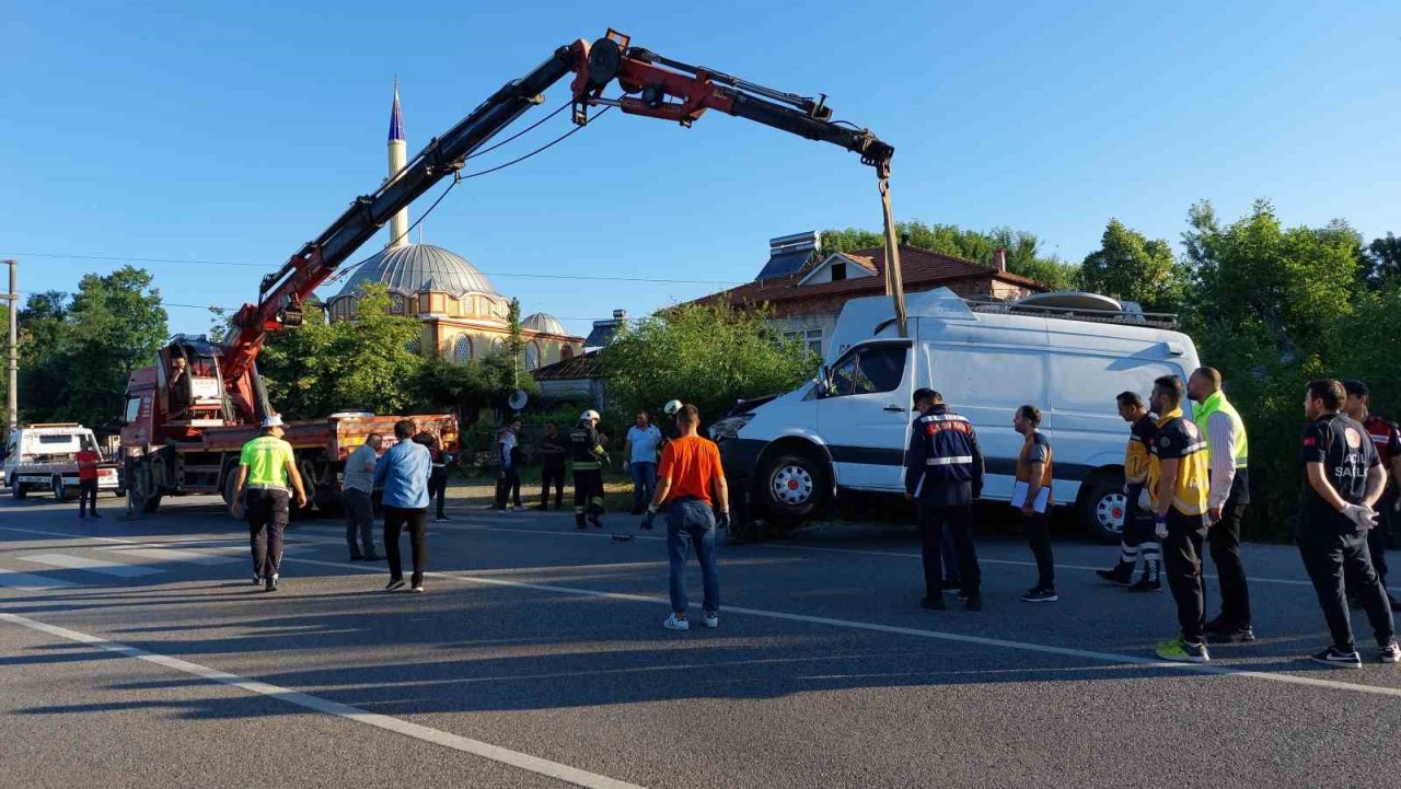 Canlı yayın aracı kaza yaptı: 2 ölü, 1 yaralı