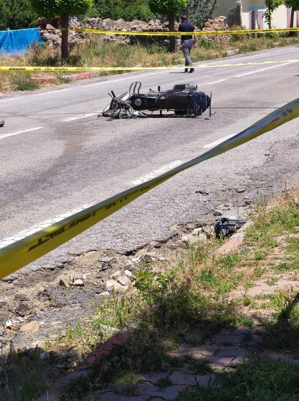 Motosiklet ile pikap çarpıştı: 2 ölü