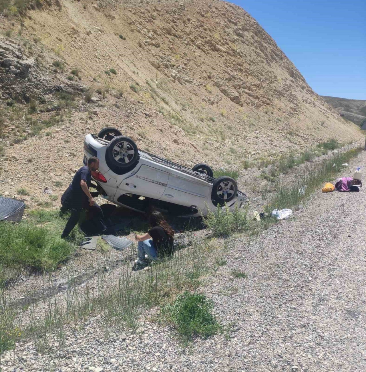 Takla atan araçtan emniyet kemeri sayesinde burunları bile kanamadan çıktılar