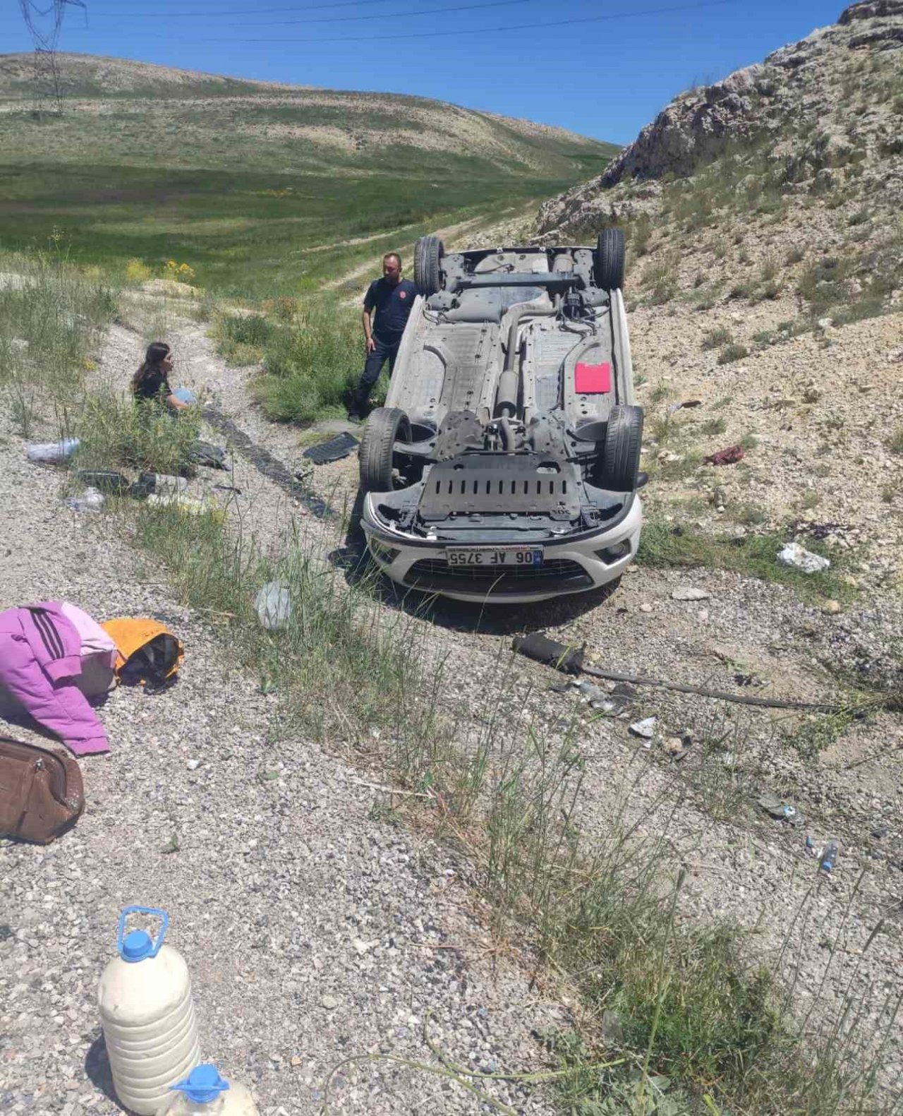 Takla atan araçtan emniyet kemeri sayesinde burunları bile kanamadan çıktılar