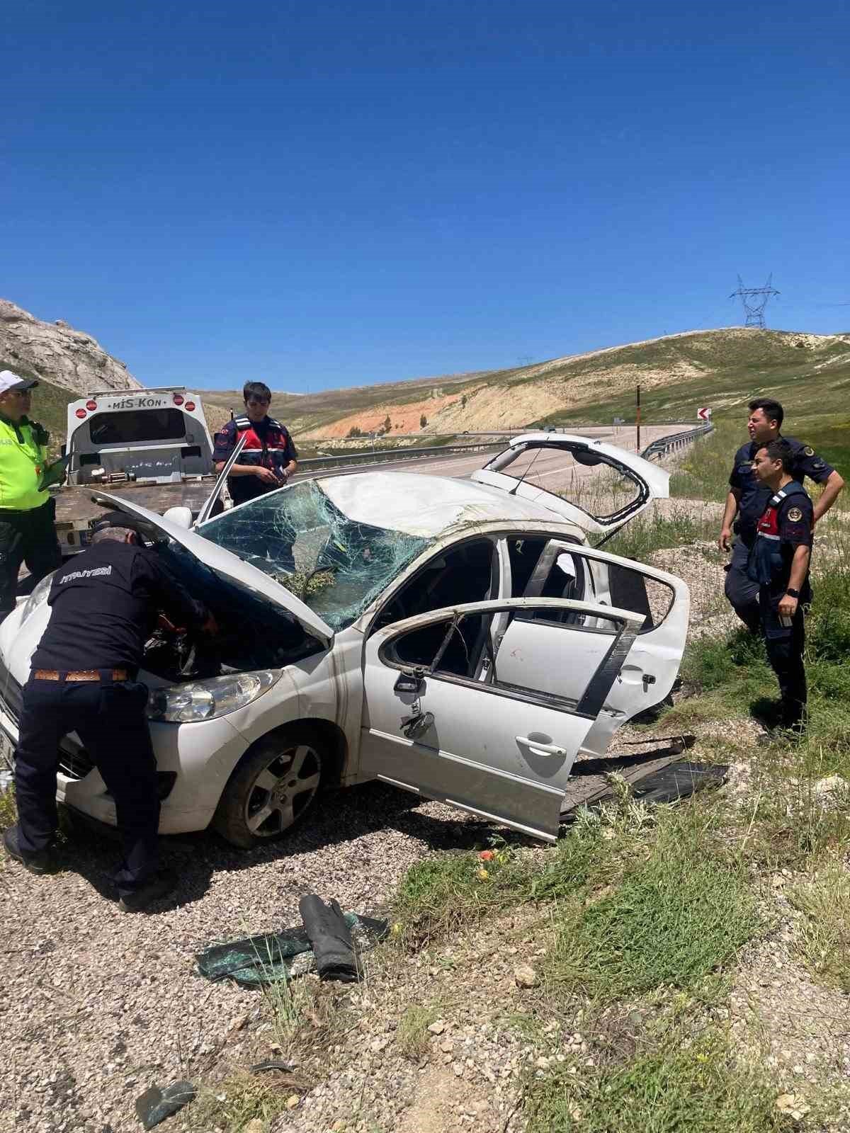 Takla atan araçtan emniyet kemeri sayesinde burunları bile kanamadan çıktılar