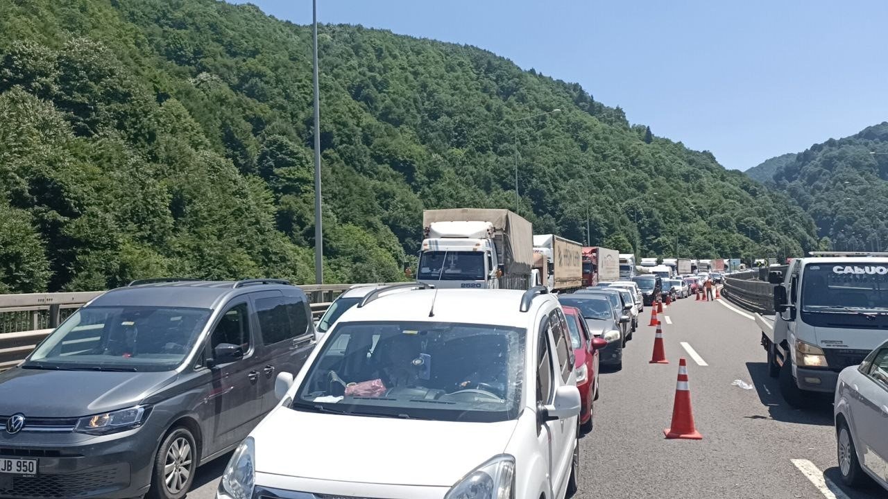 Bayram dönüş trafiğinde 7 araç birbirine girdi