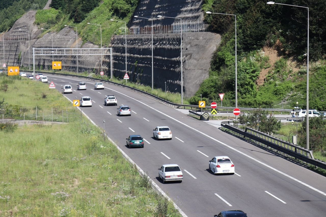 TEM’in ve D-100 kara yolunun Bolu geçişinde akıcı yoğunluk devam ediyor