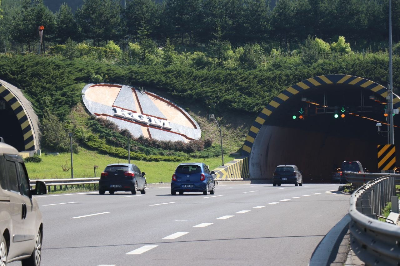 TEM’in ve D-100 kara yolunun Bolu geçişinde akıcı yoğunluk devam ediyor