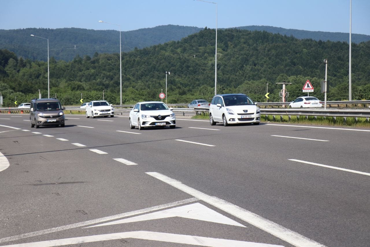 TEM’in ve D-100 kara yolunun Bolu geçişinde akıcı yoğunluk devam ediyor