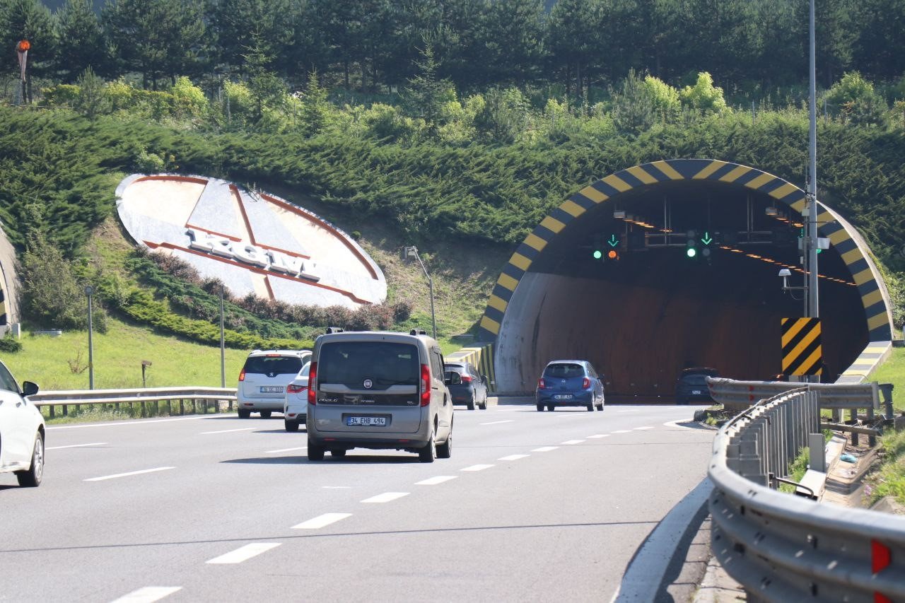 TEM’in ve D-100 kara yolunun Bolu geçişinde akıcı yoğunluk devam ediyor