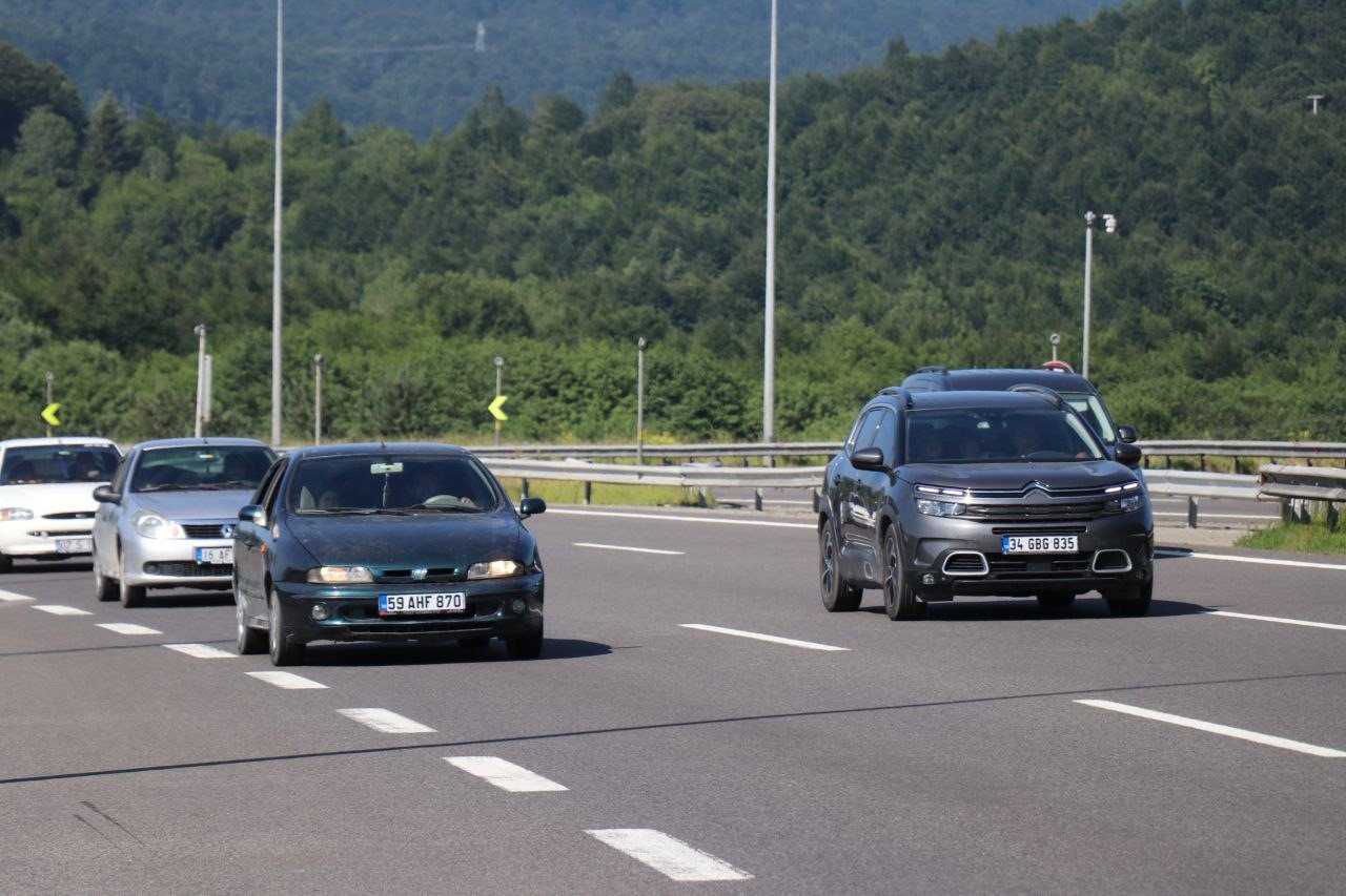 TEM’in ve D-100 kara yolunun Bolu geçişinde akıcı yoğunluk devam ediyor