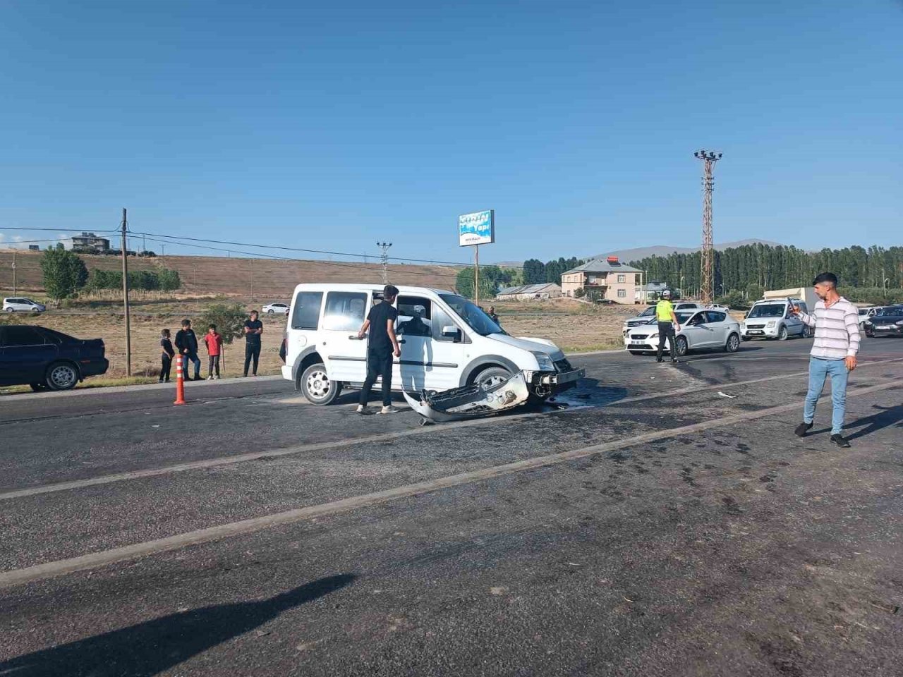 Erciş’te üç araç kazaya karıştı: 13 yaralı