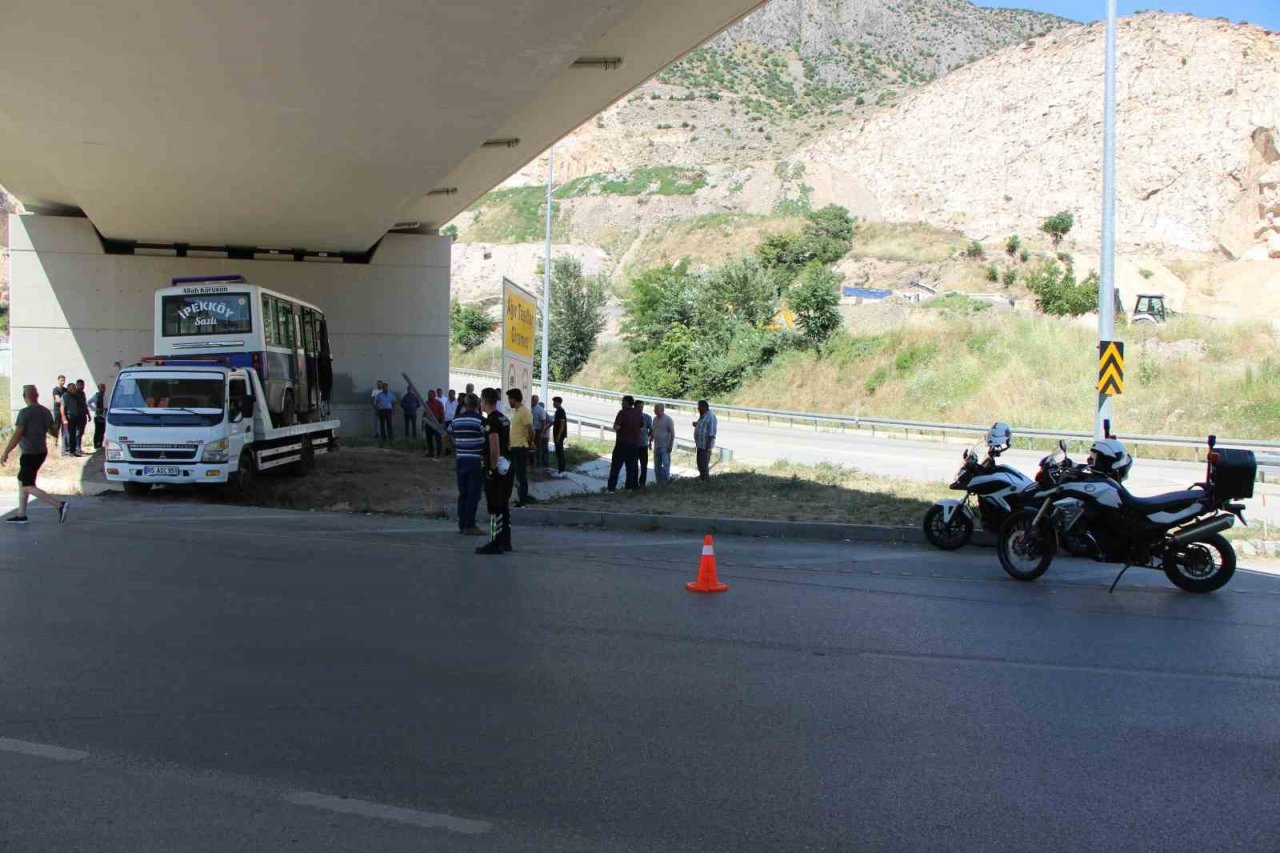 Amasya’da otomobille çarpışan minibüs köprü ayağına daldı: 8 yaralı