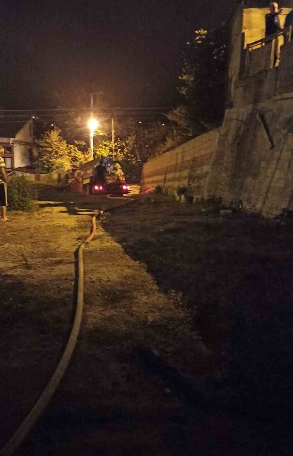 Samanlık yangını geceyi aydınlattı