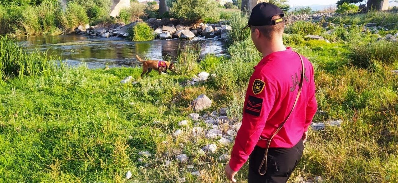 17 gündür kayıp olan Korhan Berzeg, görüldüğü iddia edilen Gönen Çayı ve çevresinde aranıyor