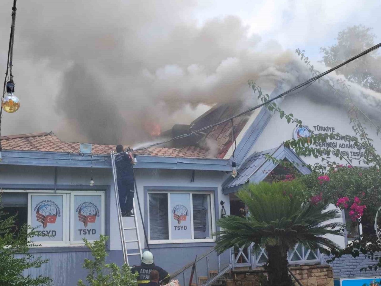 Restoranda çıkan yangın çevreye sıçradı, ekipler alevlere müdahale ediyor