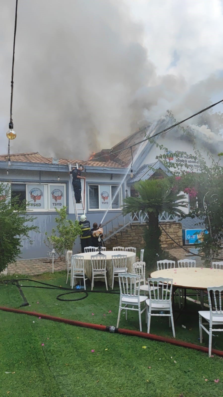 Restoranda çıkan yangın çevreye sıçradı, ekipler alevlere müdahale ediyor