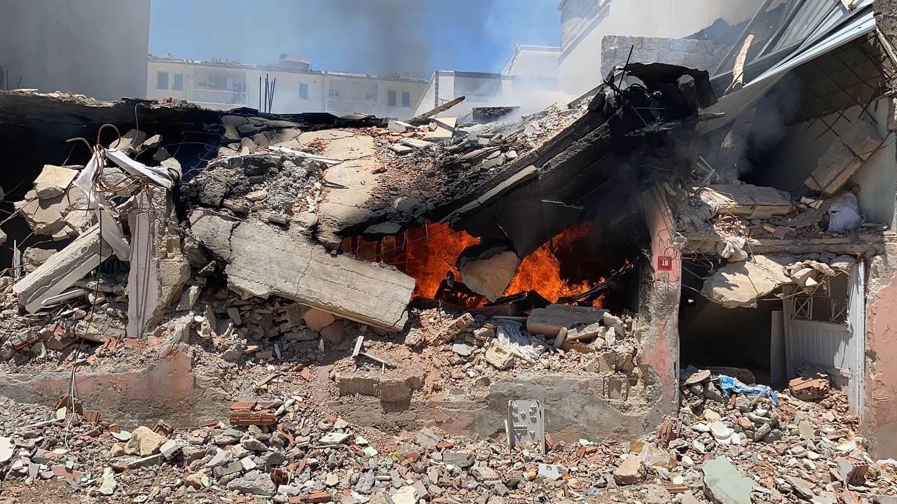 Yıkık binada çıkan yangın korkuttu