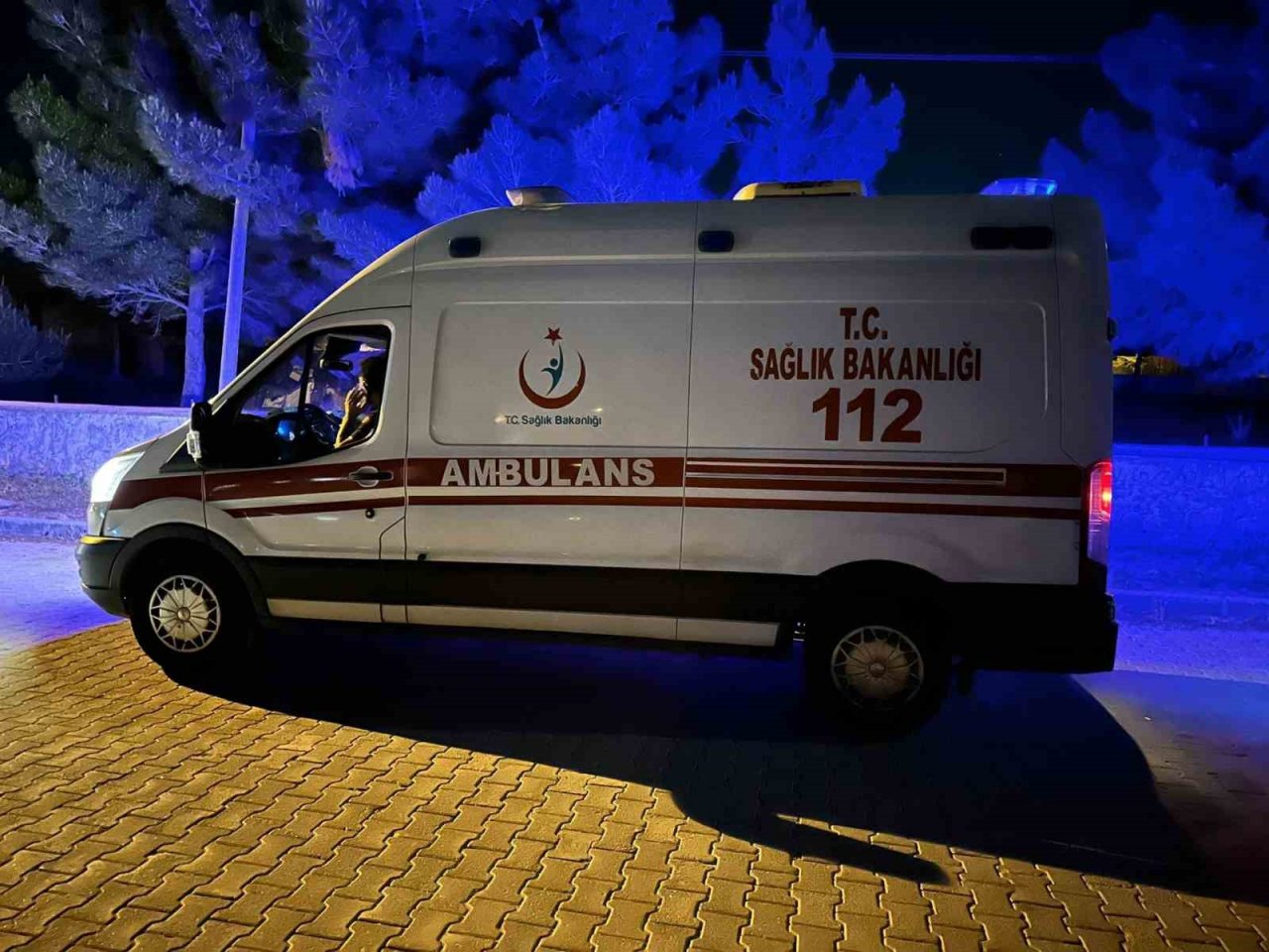 Park halindeki otomobile çarpan motosiklet sürücüsü yaralandı