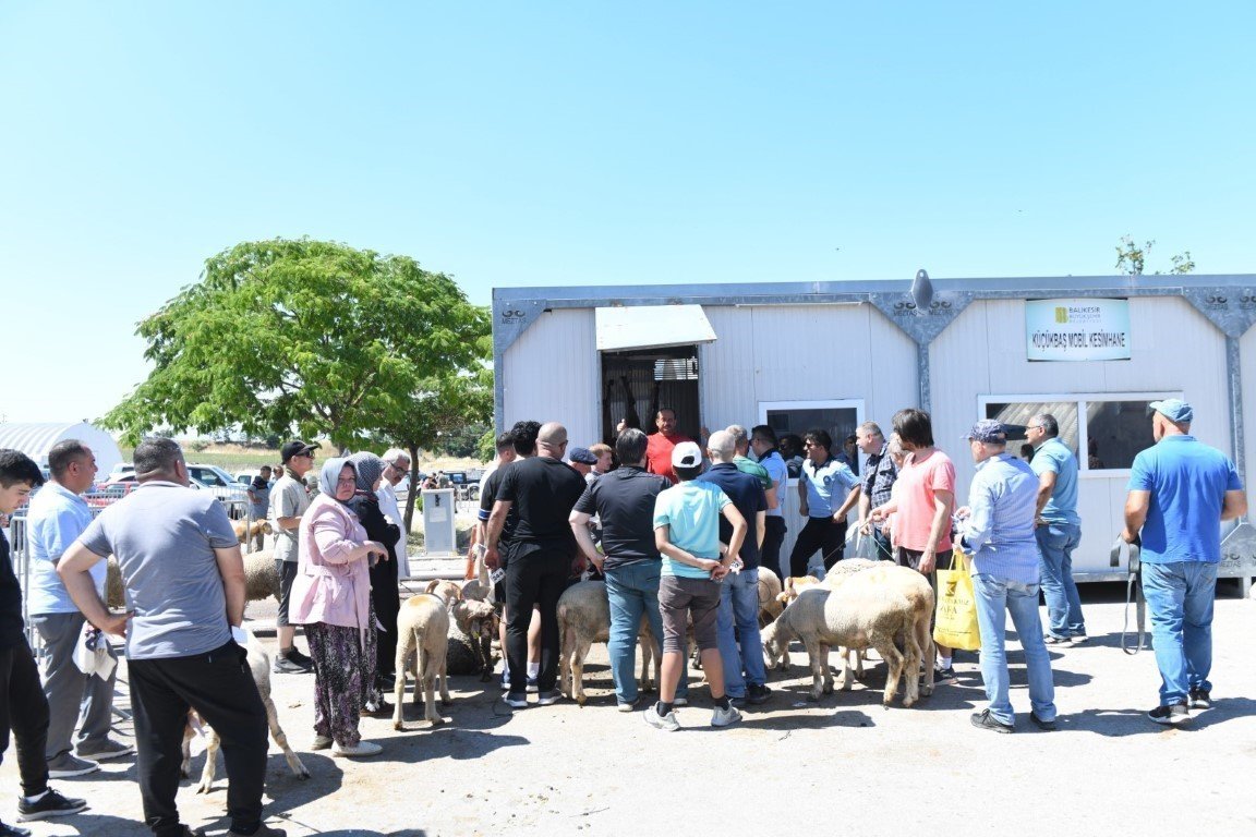 Altıeylül Belediyesi bayramda mesai yaptı