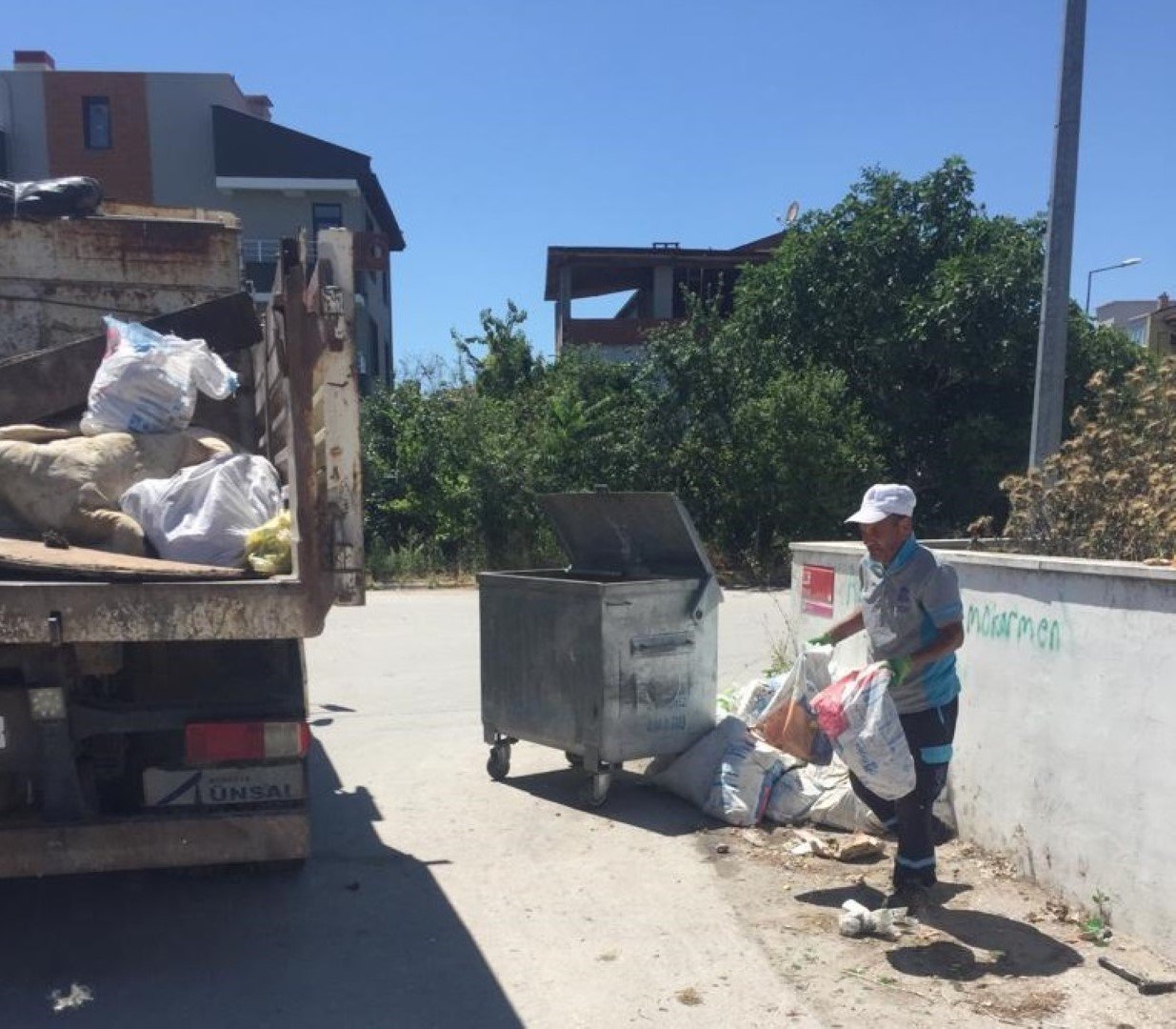 Altıeylül Belediyesi bayramda mesai yaptı