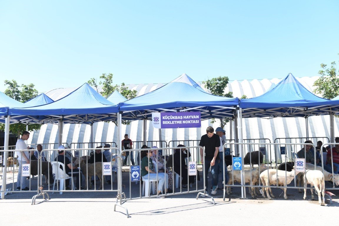 Altıeylül Belediyesi bayramda mesai yaptı