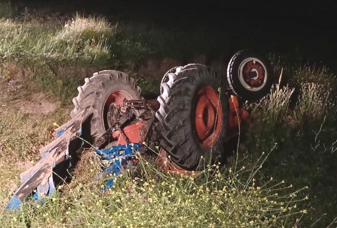 Altıntaş’ta devrilen traktörün altında kalan sürücü hayatını kaybetti