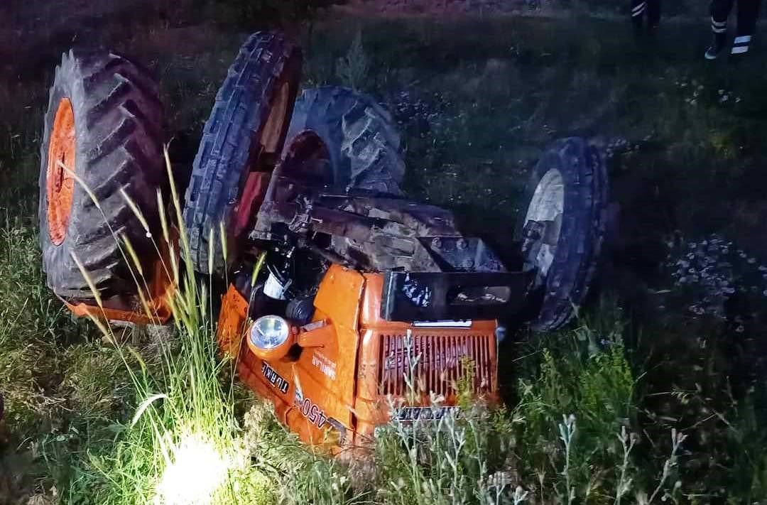 Altıntaş’ta devrilen traktörün altında kalan sürücü hayatını kaybetti