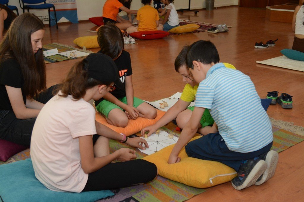 Çocuklar Türk dünyasının geleneksel oyunlarını Anadolu Üniversitesi’nde öğreniyor