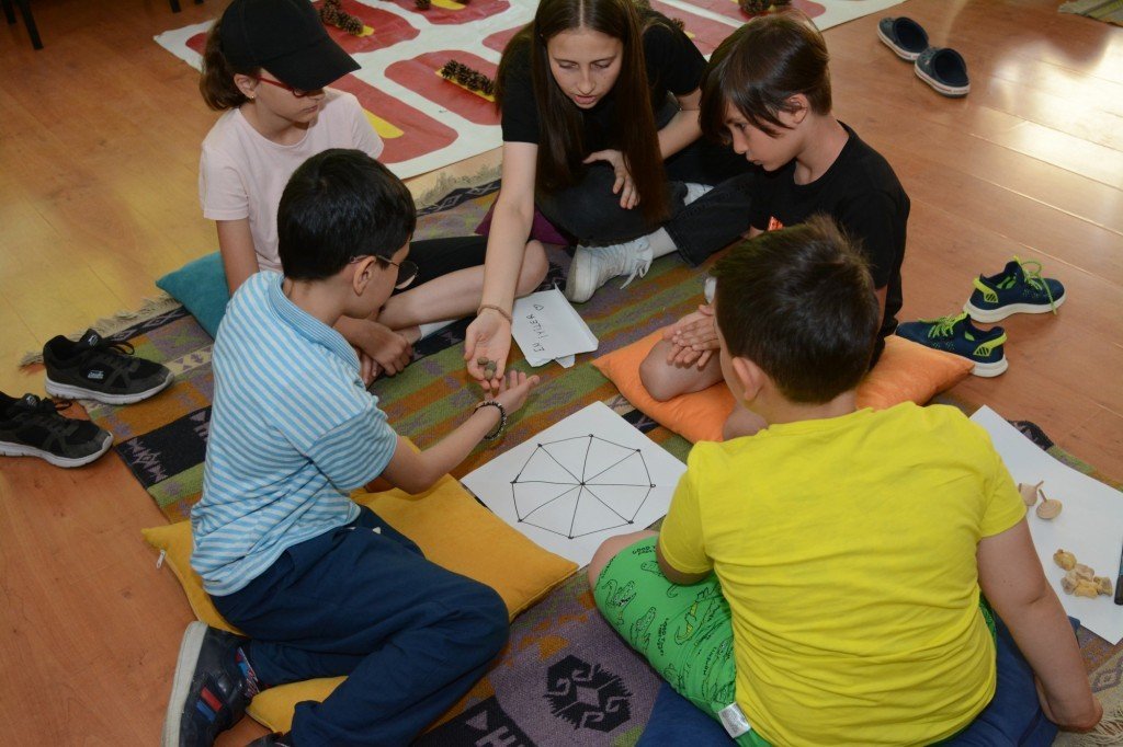 Çocuklar Türk dünyasının geleneksel oyunlarını Anadolu Üniversitesi’nde öğreniyor