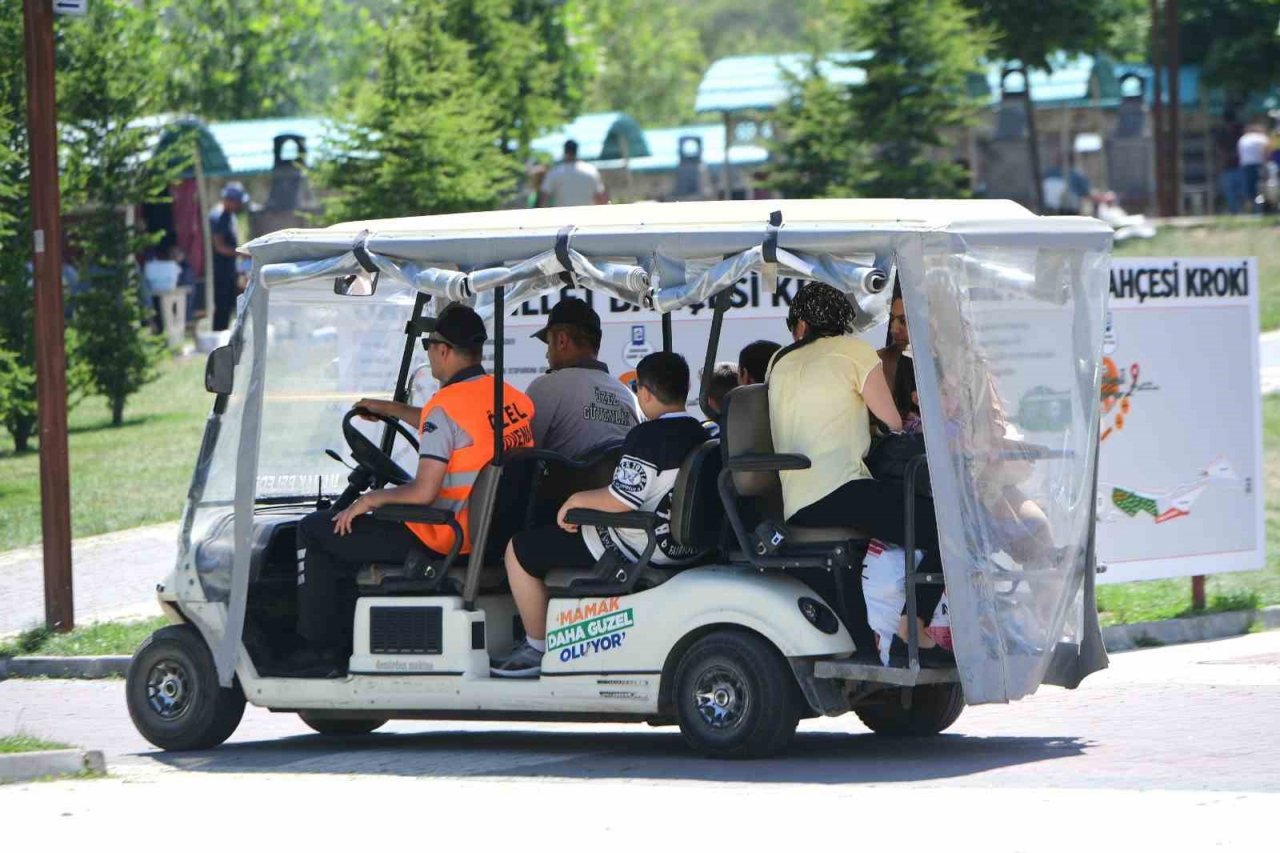 Başkentin ilk millet bahçesi bayramda doldu taştı