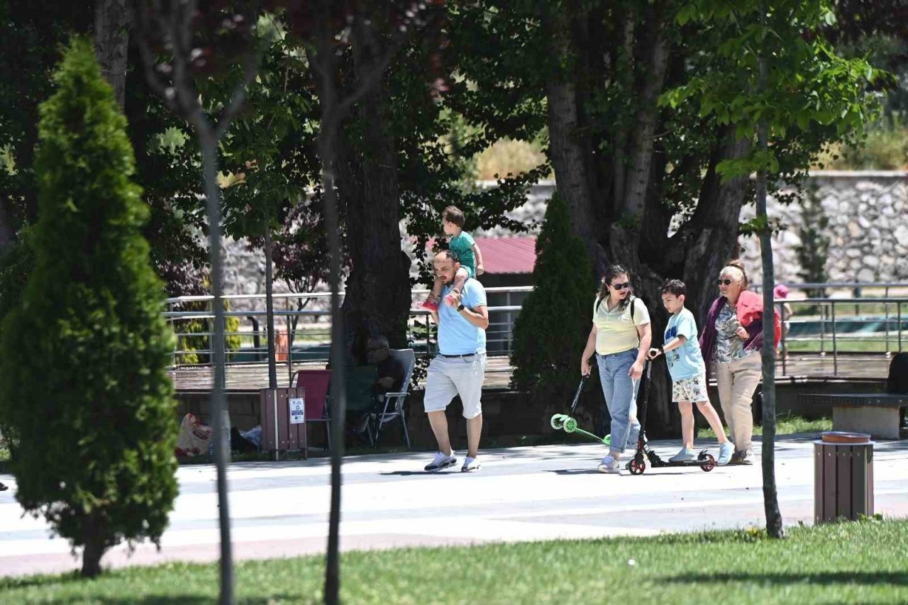 Başkentin ilk millet bahçesi bayramda doldu taştı
