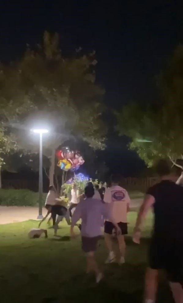 Yerdeki gencin yüzüne topa vurur gibi tekme attı