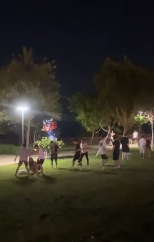 Yerdeki gencin yüzüne topa vurur gibi tekme attı