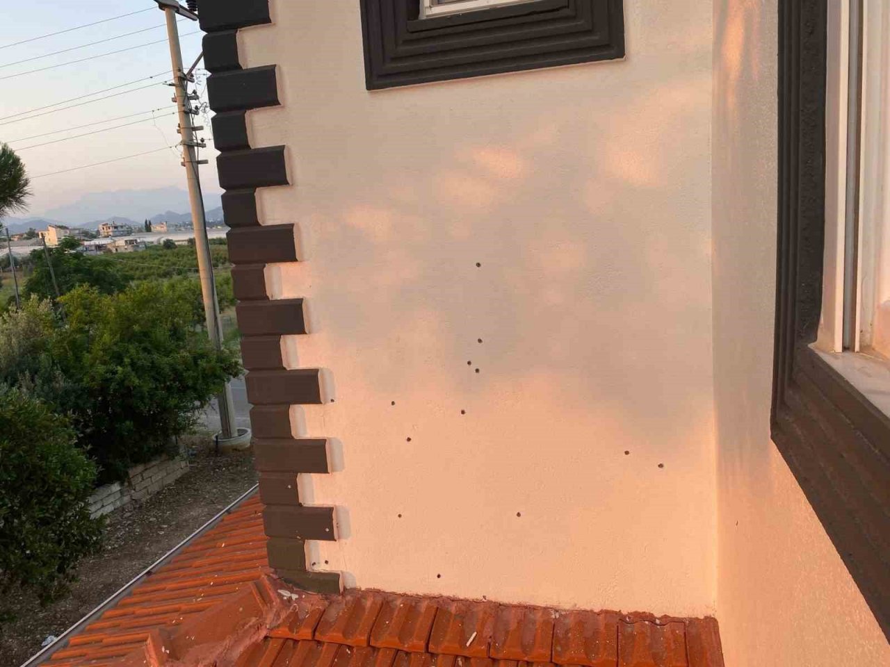 2 çocuk annesi kadın, sabaha karşı evine yapılan pompalı tüfekli saldırıda dehşeti yaşadı