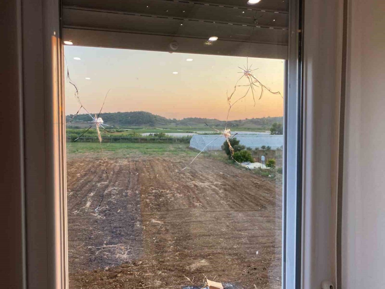 2 çocuk annesi kadın, sabaha karşı evine yapılan pompalı tüfekli saldırıda dehşeti yaşadı