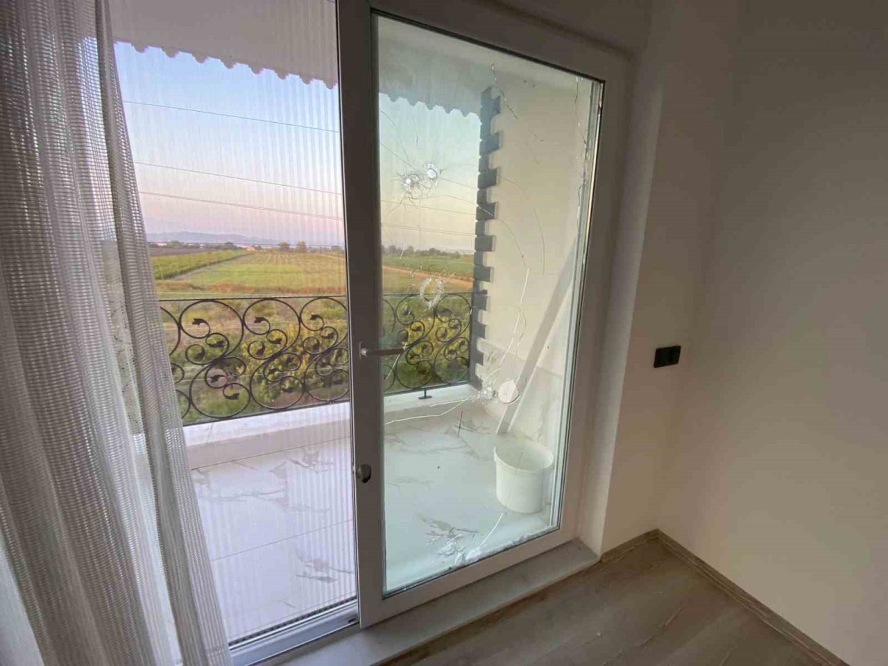 2 çocuk annesi kadın, sabaha karşı evine yapılan pompalı tüfekli saldırıda dehşeti yaşadı