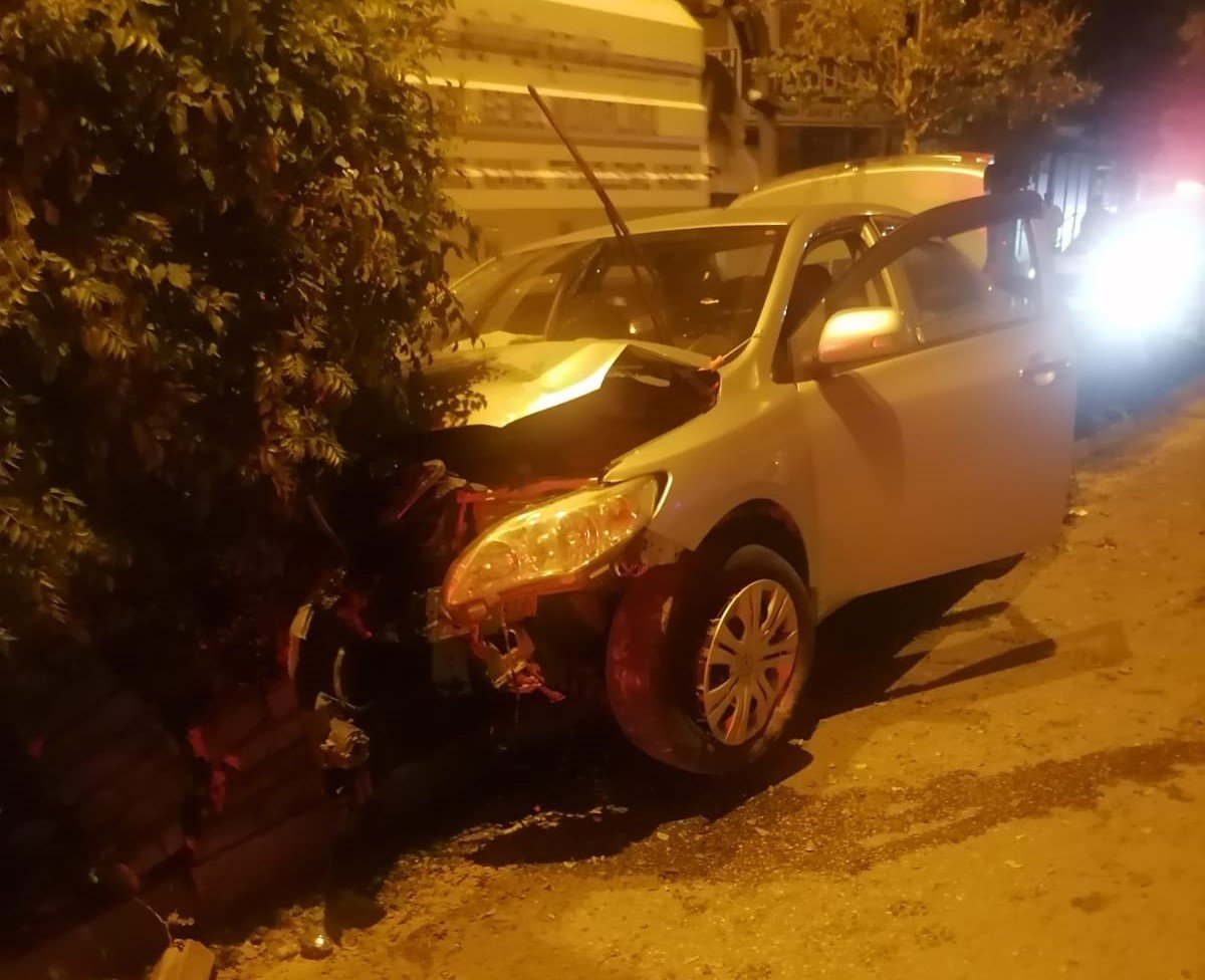 Sürücüsünün direksiyon hakimiyetini kaybettiği otomobil orta refüje çıktı