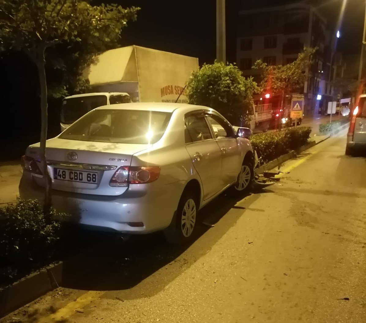 Sürücüsünün direksiyon hakimiyetini kaybettiği otomobil orta refüje çıktı