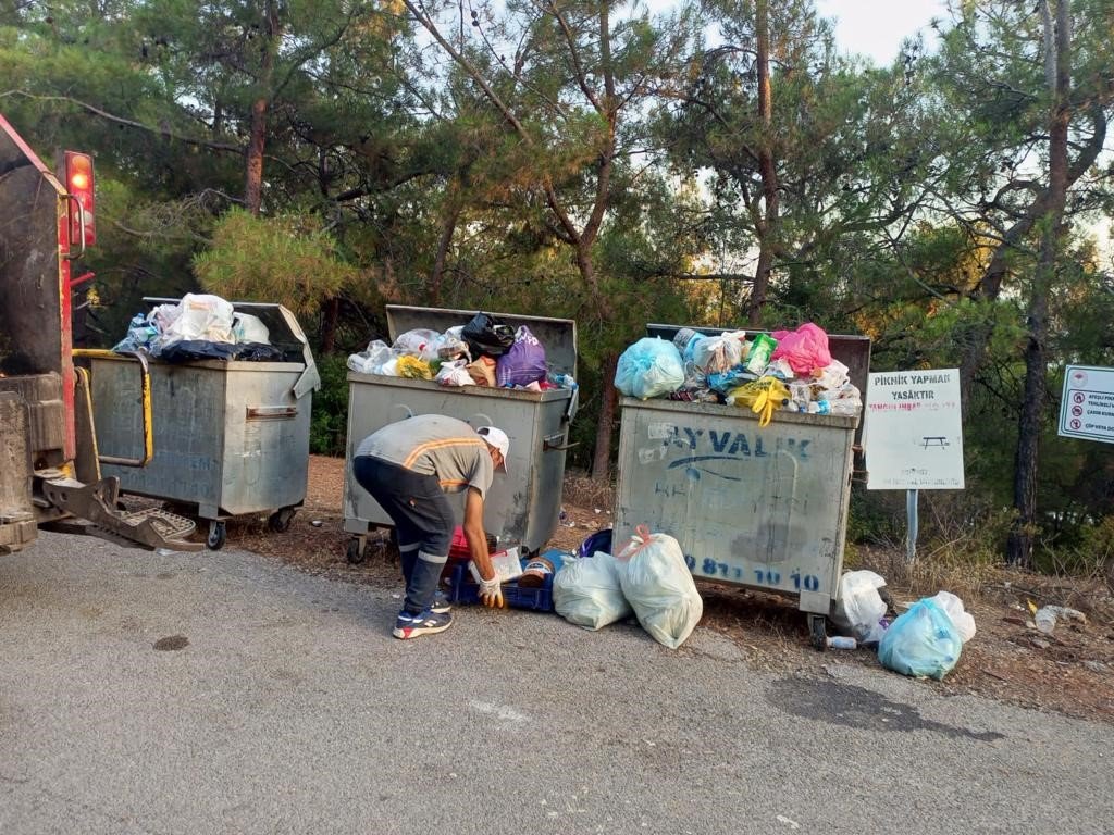 Ayvalık Belediyesi’nin temizlik ekipleri bayramda 10 bin ton çöp topladı